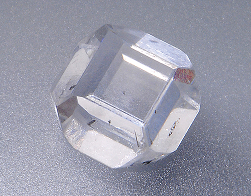 図14． 六–八面体のHPHT法合成ダイヤモンド原石