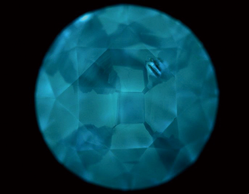 図18． Ⅱb型HPHT法合成ダイヤモンドの典型的なDiamondViewTM像。明るく発光する領域が｛111｝で、暗い領域が｛100｝