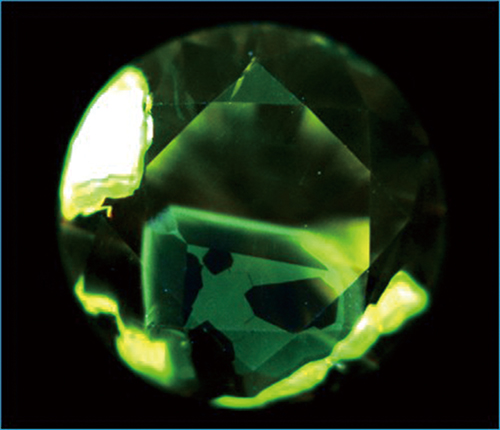 図22． 天然ダイヤモンドの特異なDiamondViewTM像