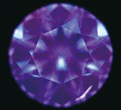 図24． Ⅱ型天然ダイヤモンドの特異なDiamondViewTM像
