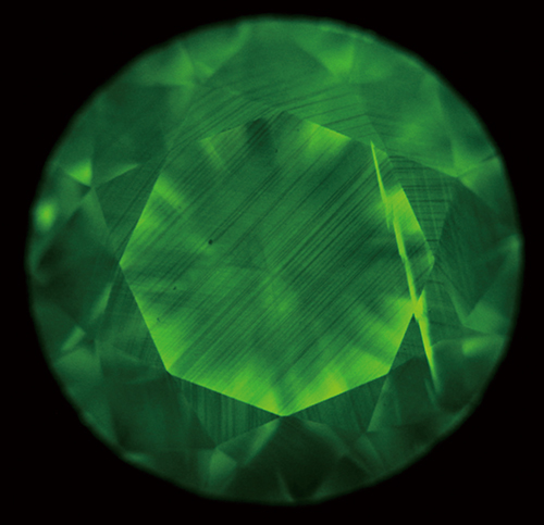 図９．Ⅰb型天然ダイヤモンドのDiamondViewTM像の一例。平行する多数の線状模様が認められる