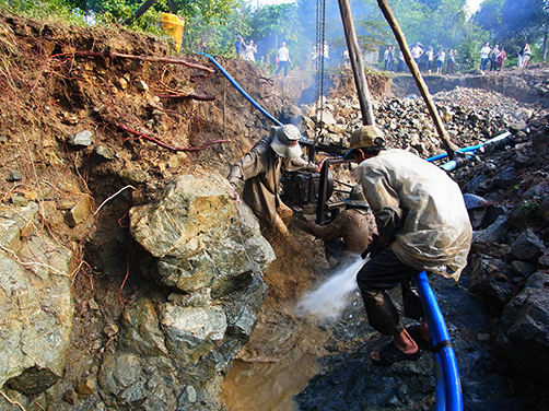 写真-15：高圧水を使用したルビーの採掘（パイリン／カンボジア）