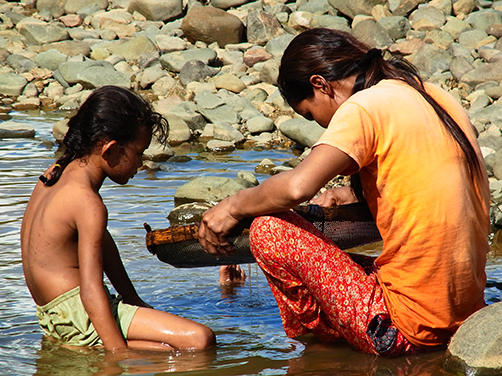 写真-16：河床での地元民による選鉱（パイリン／カンボジア）