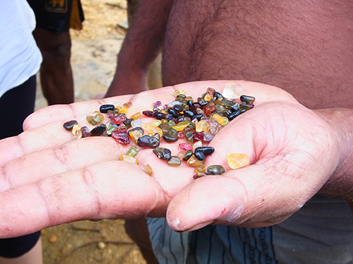 写真-23：採掘された宝石の中に含まれるルビー（ラトナプラ／スリランカ）