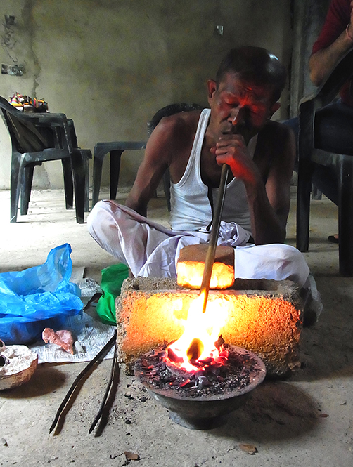 写真-24：スリランカの伝統的な加熱法（brow pipe）