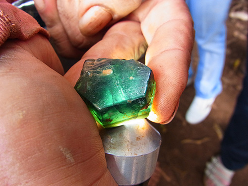写真–31：カオプロイワーフェンで産出したグリーン･サファイア（チャンタブリ／タイ）