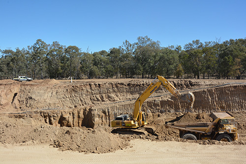 写真–68：重機を用いた採掘（アナキーフィールズ／オーストラリア）（写真提供：Neil Kandira）
