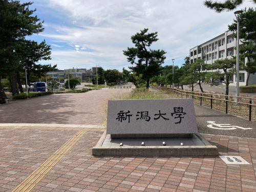 新潟大学正門と五十嵐キャンパス