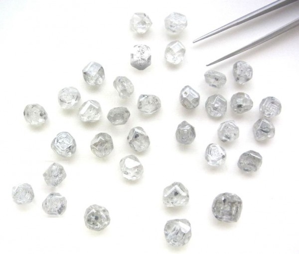 Fig.１：中国製の無色系HPHT法合成ダイヤモンド原石33個