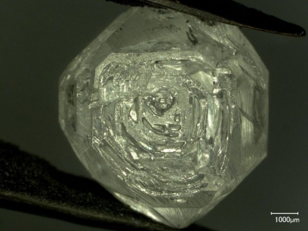 Fig. 3 (a) 種結晶の痕跡 (大きさは0.5 mm程度) 、(b) 最大結晶(7.495 ct)における種結晶の痕跡