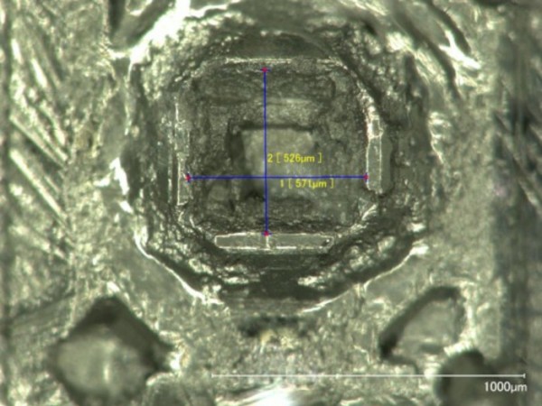 Fig. 3 (a) 種結晶の痕跡 (大きさは0.5 mm程度) 、(b) 最大結晶(7.495 ct)における種結晶の痕跡