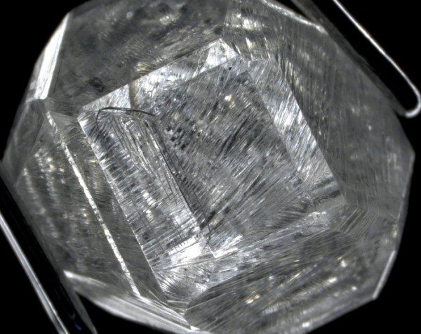 Fig.6a,b:結晶面上に見られる特有の線模様