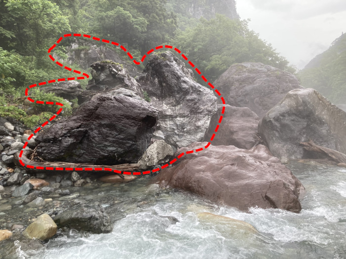 小滝川のヒスイ。赤線で囲った部分はすべてヒスイである。