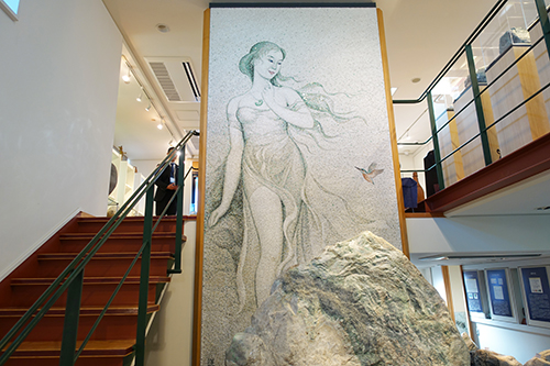 翡翠原石館の奴奈川姫のモザイク壁画